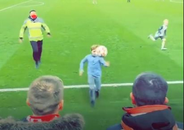 طفل مشاكس يقتحم الملعب ويسرق الكرة من مباراة ليفربول وبورتو