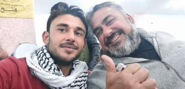 شاهد: والد الفنان حسام خلف "المخ" يروي قصة سجن ابنه في تركيا ويناشد الرئيس