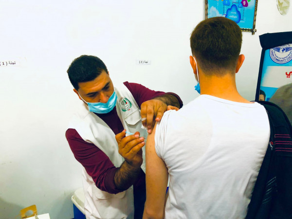 حملة تطعيم ضد فيروس (كورونا) في كلية مجتمع غزة
