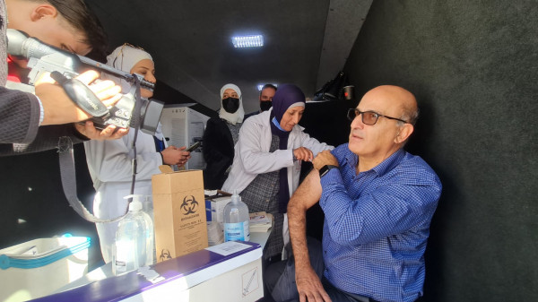 غنام ومديرا الصحة والشرطة في رام الله والبيرة يطلقون حملة تطعيم ميدانية