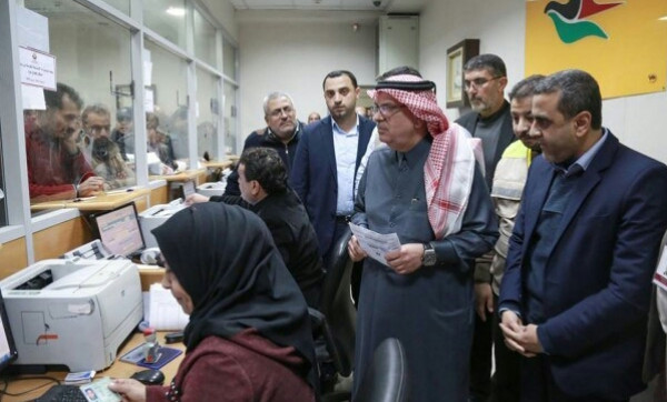 تشريعي غزة يبحث مع "الدعليس" طريقة توزيع المنحة القطرية للموظفين