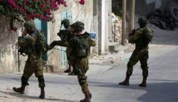 الاحتلال الإسرائيلي يعتقل مواطنين ويفتش عدة منازل في الخليل