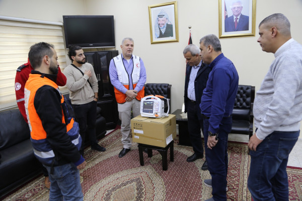 محافظ قلقيلية يسلم جهاز "DC shock" لجمعية الهلال الأحمر الفلسطيني