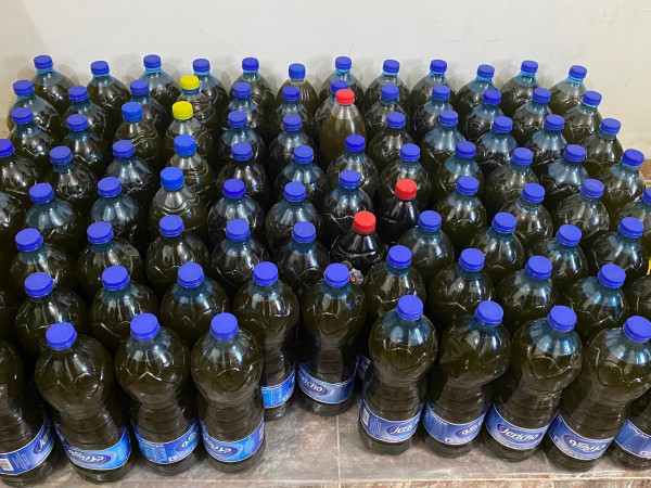 جمعية الإسراء في أريحا توزع زيت الزيتون على المحتاجين
