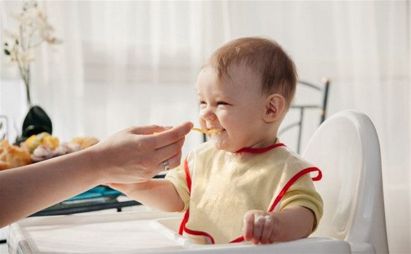 5 مواد غذائية يجب إطعامها للطفل بعد بلوغه 6 أشهر