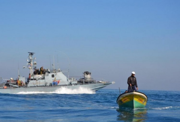 زوارق الاحتلال تستهدف مراكب الصيادين في بحر رفح