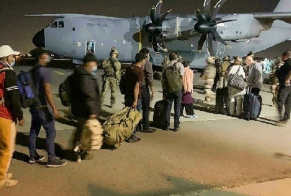 فرنسا: إجلاء أكثر من 300 شخص من أفغانستان