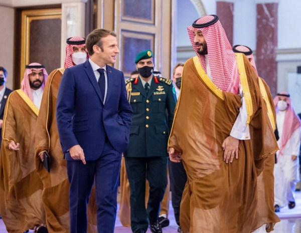 ولي العهد السعودي يستقبل الرئيس الفرنسي في مدينة جدة