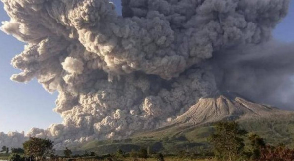 شاهد: مصرع شخص وإصابة 41 جراء ثوران بركان (سيميرو) في إندونيسيا