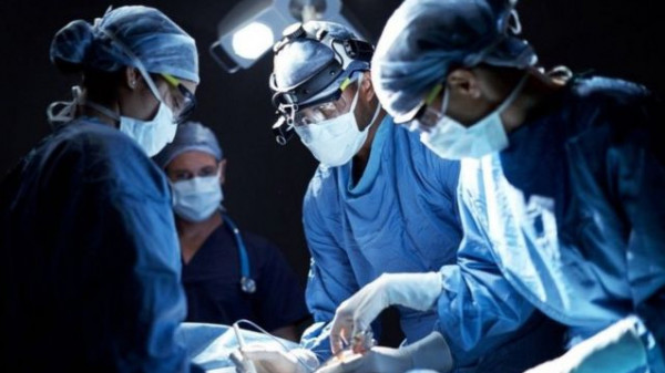 أطباء يجرون عملية جراحية لاستخراج ضرس من أنف مريض