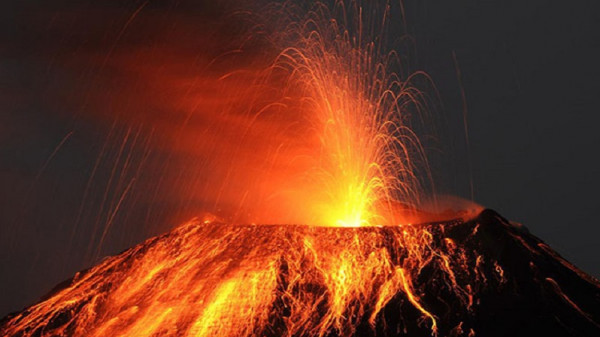 إندونيسيا: ارتفاع حصيلة ثوران بركان سيميرو إلى 13 قتيلاً