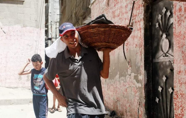 شاب غزي يتحدى البطالة ويتخذ من خبز الفطير مهنةً له ليعيل عائلته