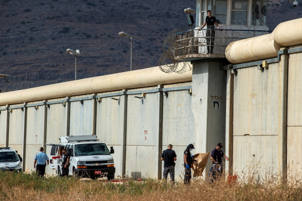 قوات الاحتلال تعتدي على أسرى بسجن (جلبوع) رداً على حادثة الفرار