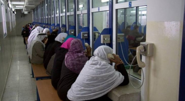 الاحتلال يحرم عشرات عائلات الأسرى من زيارة أبنائها في سجن (عوفر)