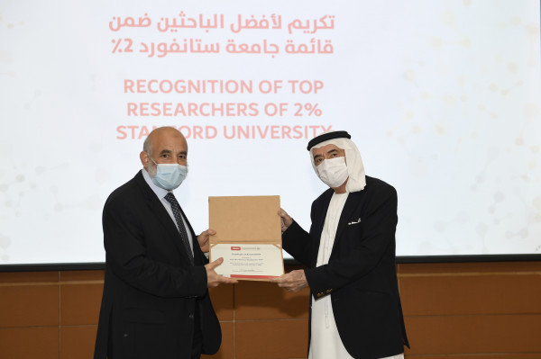 زكي نسيبة يكرّم باحثين بجامعة الإمارات ضمن قائمة أفضل 2% من علماء العالم