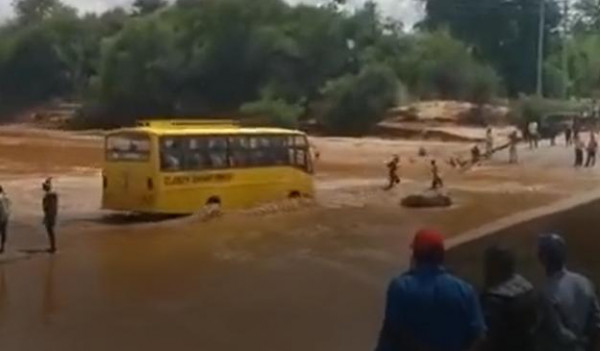 شاهد: مصرع 31 شخص جراء غرق حافلة يستقلونها