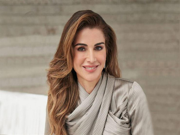تسريحات شعر ويفي طويل بأسلوب الملكة رانيا