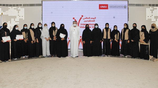 زكي نسيبة يُكرّم الطلبة والموظفين المتطوعين في جناح الجامعة بإكسبو 2020 دبي