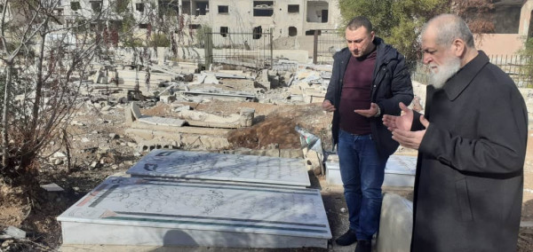 بالصور: نافذ عزام يتجول في مخيم اليرموك ويزور مقبرة الشهداء