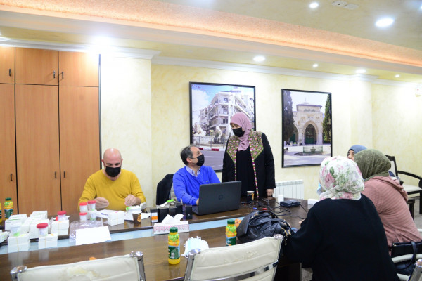 غنام تسلم سماعات طبيبة للعشرات من ذوي الاعاقة السمعية