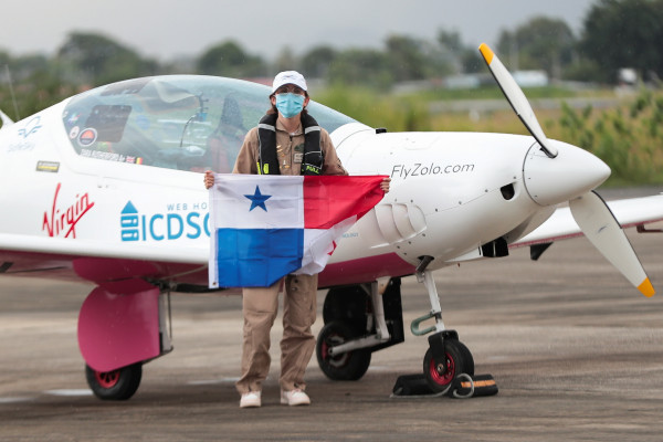 شاهد: أصغر امرأة تطير بمفردها حول العالم
