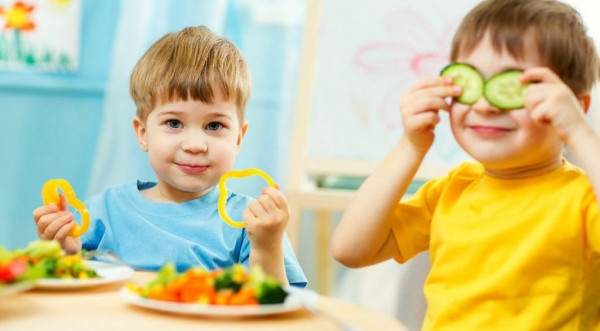 نصائح سليمة تساعدك على اختيار طعام صحي لأطفالك