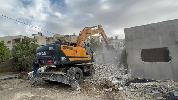 الاحتلال يخطر بوقف العمل في عدد من المساكن والمنشآت جنوب الخليل