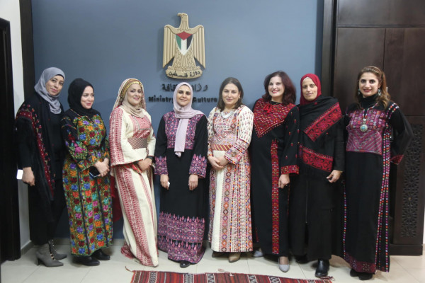 موظفات وزارة الثقافة يحتفين بالثوب الفلسطيني
