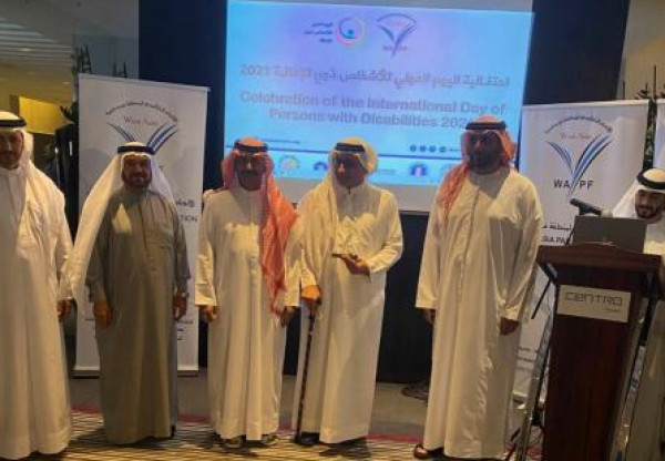 محمد بن صقر القاسمي يكرم الدكتور عبد السلام الزيودي من الأردن
