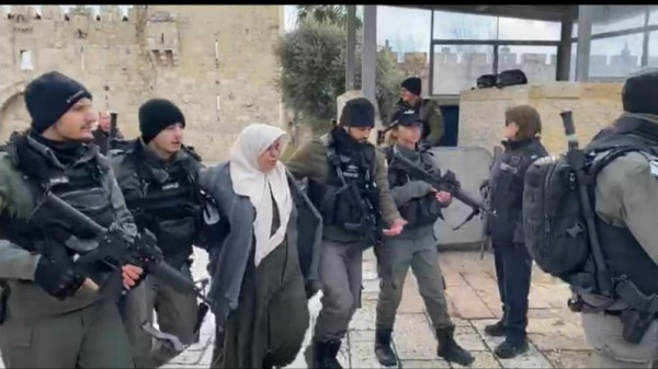 إعتقال سيدة فلسطينية بعد الإعتداء عليها بالضرب في الخليل
