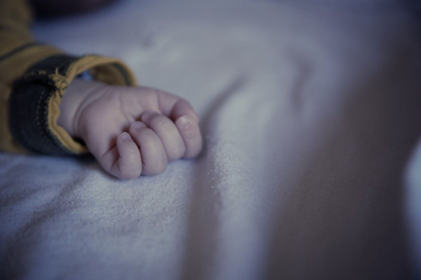 ما هي عقوبة ثلاثيني ضرب نجل زوجته الرضيع حتى الموت؟
