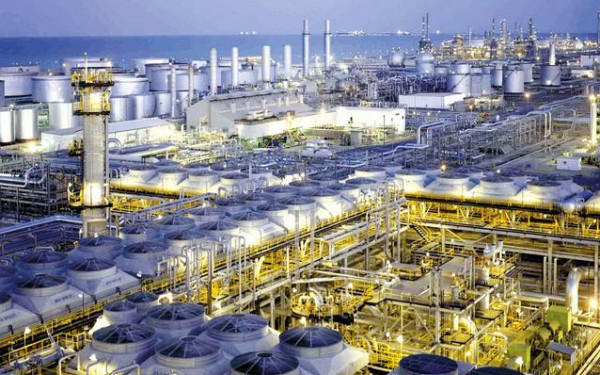 ثاني أكبر موردي النفط يقلص مشتريات الخام من السعودية