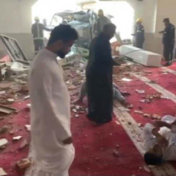 شاهد: اصطدام شاحنة بمسجد في السعودية يسفر عن وقوع إصابات