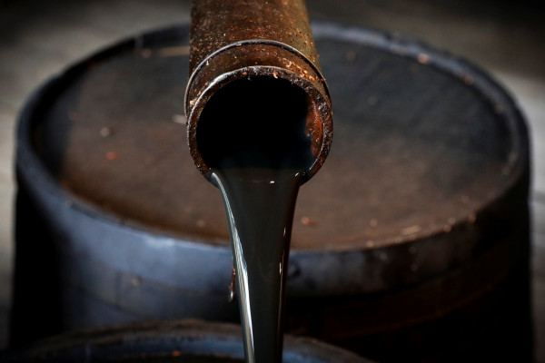 أسعار النفط ترتفع قرب أعلى مستوى لها في شهر
