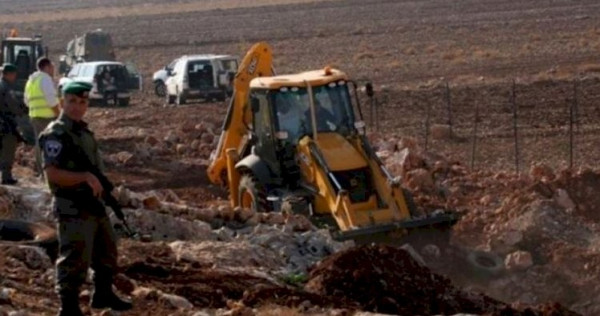 الاحتلال الإسرائيلي يجرف أراضي زراعية ويتلف محاصيل في النقب