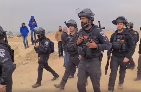 قوات الاحتلال تعتدي على مواطنين تصدوا لعمليات تجريف أراض في النقب