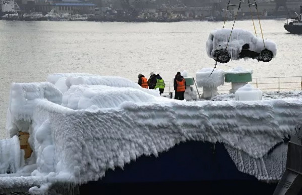 شاهد: شحنة سيارات يابانية تصل روسيا مغطاة بالجليد.. من سيتكفل بالأضرار؟