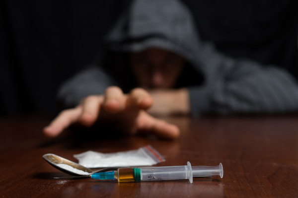 بسبب المخدرات.. رجل يتخلص من ابنه بطريقة مروعة