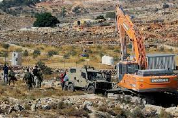 الاحتلال الإسرائيلي يستولي على جرافة جنوب الخليل