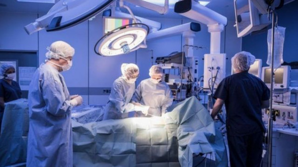 شاهد: جراحون ينجحون بزراعة قلب خنزير لمريض بشري