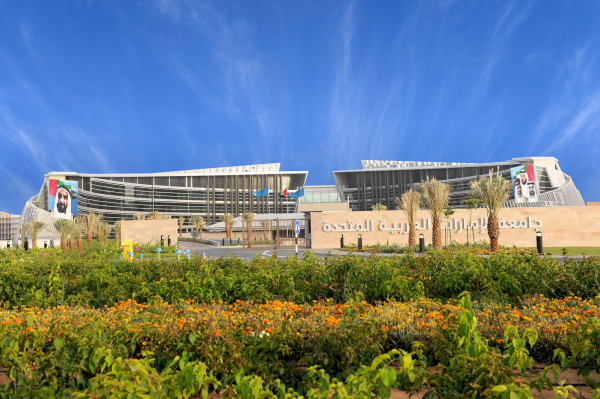 جامعة الإمارات تُطبق نظام المرور الأخضر ونظام الدراسة الهجين
