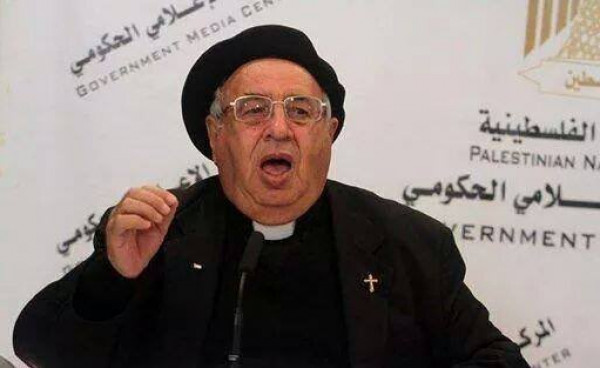 وفد من حركة حماس يزور الأب مانويل مسلم برام الله