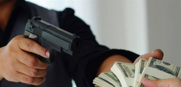 هددهم بالسلاح.. لبناني يسترد أمواله المجمدة في إحدى البنوك