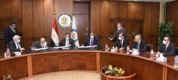 مصر: توقيع اتفاقيتين للتنقيب عن البترول في الصحراء الشرقية والغربية