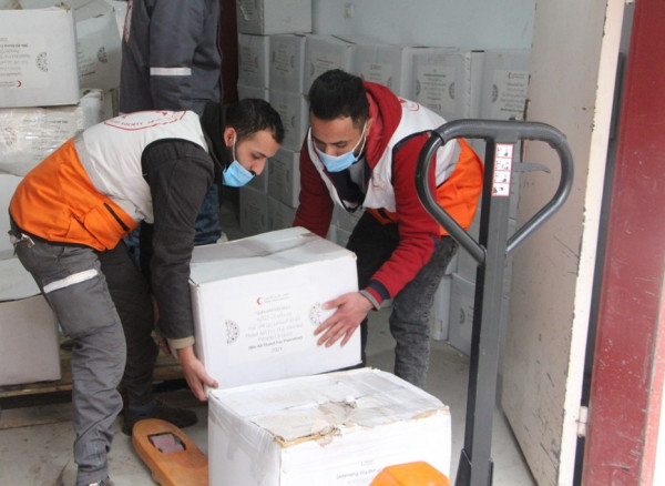الهلال الأحمر يبدأ بتوزيع المساعدات الإنسانية من الهلال الأحمر القطري