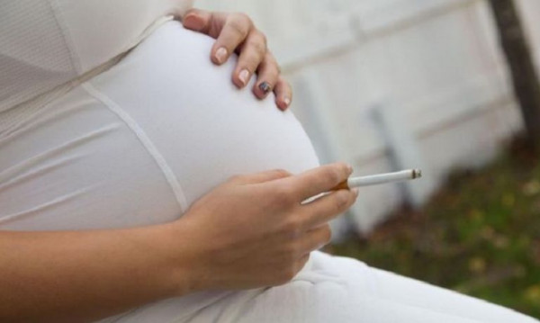 التدخين أثناء الحمل.. خطر يهدد صحة الأم و جنينها