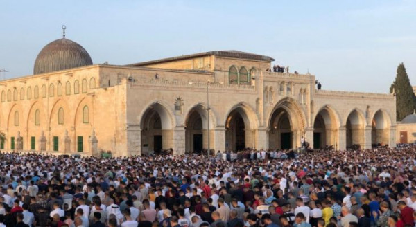 عشرات الآلاف يؤدون صلاة الجمعة في رحاب المسجد الأقصى
