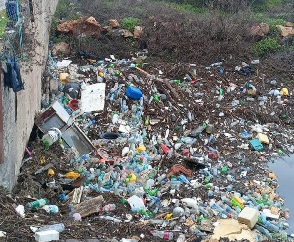 "الأشغال" تصدر بياناً بشأن رمي النفايات في قنوات تصريف المياه