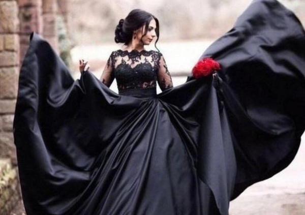 شاهد: سيدة سعودية تتحدى زوجها أثناء حفل زفافها بفستان أسود