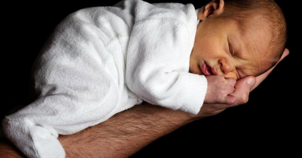 بسبب والده.. أرجنتينية تنتقم من رضيعها وتقتله